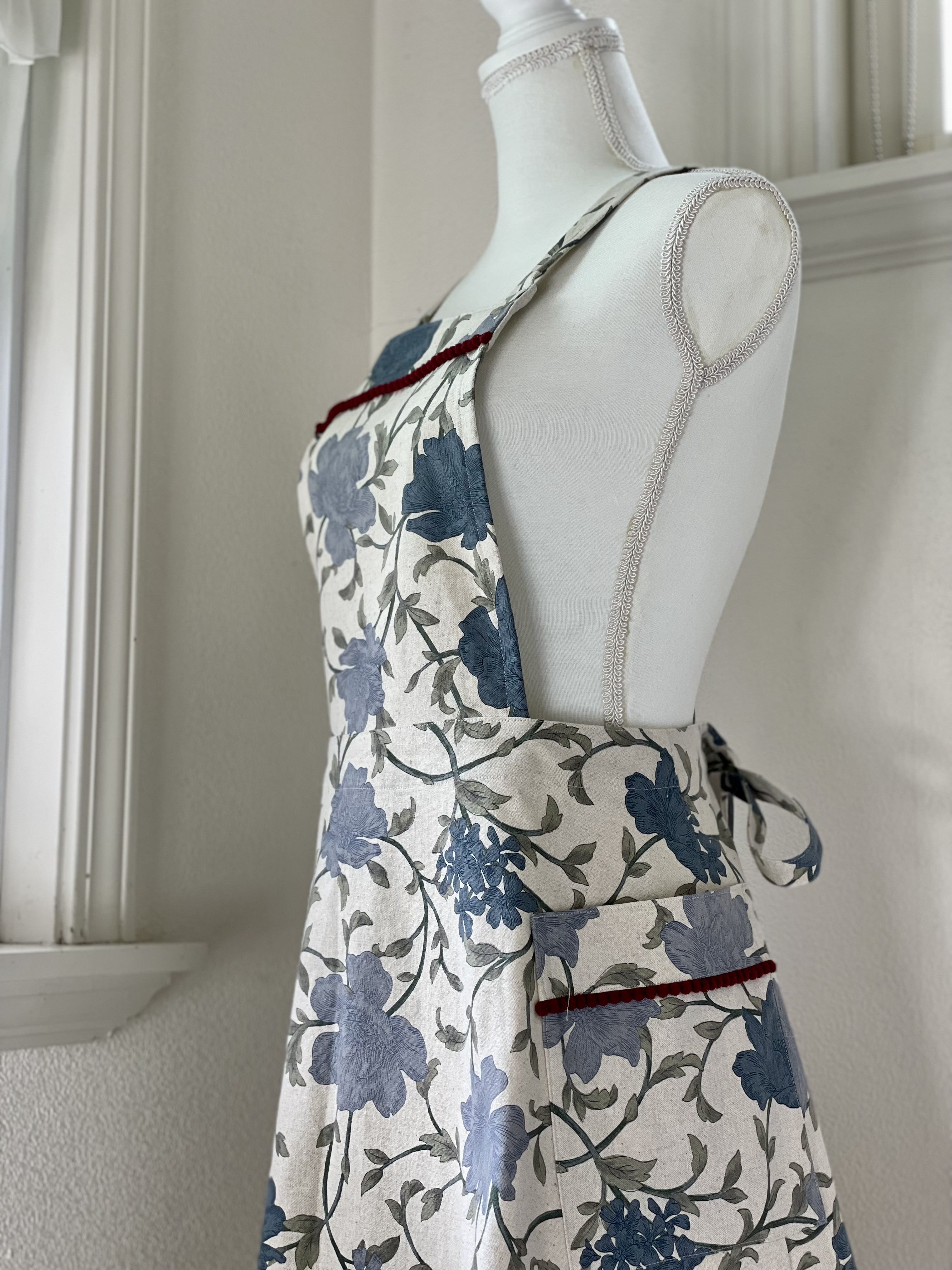 ポンポンフリルのフレアスカートエプロン