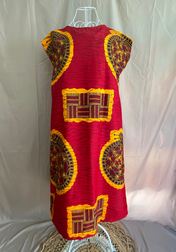 【送料無料】アフリカ布のシンプルAラインワンピース＊カタツムリ柄＊赤 3枚目の画像