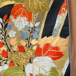 「お取り置き」レトロなアンティーク帯のリメイク、個性的な斜めがけバッグ- 草木花模様 2枚目の画像