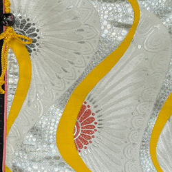 ユニークな帯のリメイク、個性的な斜めがけバッグ- シルバーの花模様/ 黄色のライン 3枚目の画像