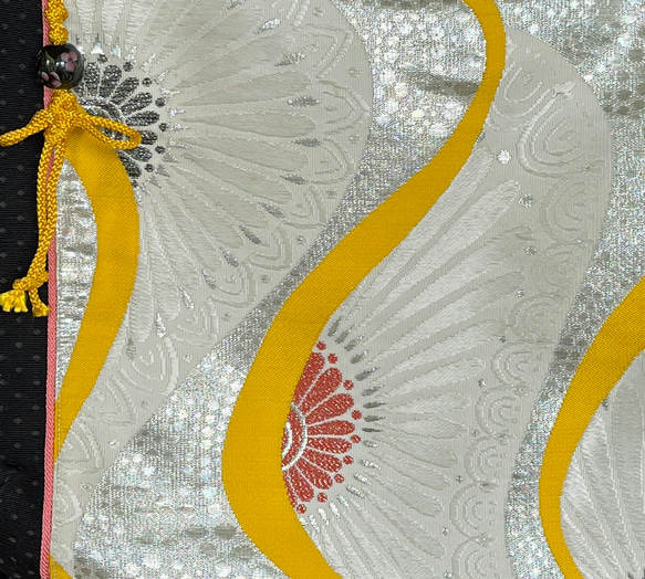 ユニークな帯のリメイク、個性的な斜めがけバッグ- シルバーの花模様/ 黄色のライン 3枚目の画像
