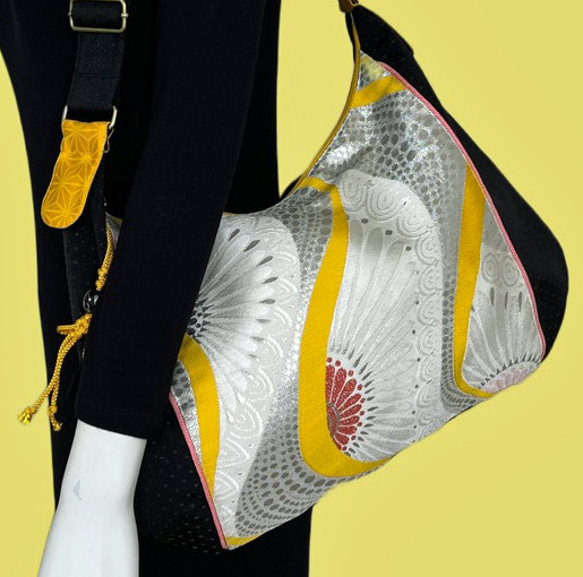 ユニークな帯のリメイク、個性的な斜めがけバッグ- シルバーの花模様/ 黄色のライン 7枚目の画像