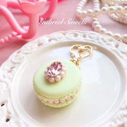 princess macaron ☆キーホルダー〔グリーンマカロン×ピンクビジュー〕 1枚目の画像