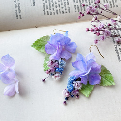 紫陽花とアンティークかすみ草のブーケピアス/イヤリング(樹脂、チタン、ノンホールピアス) 布花 紫 あじさい 3枚目の画像