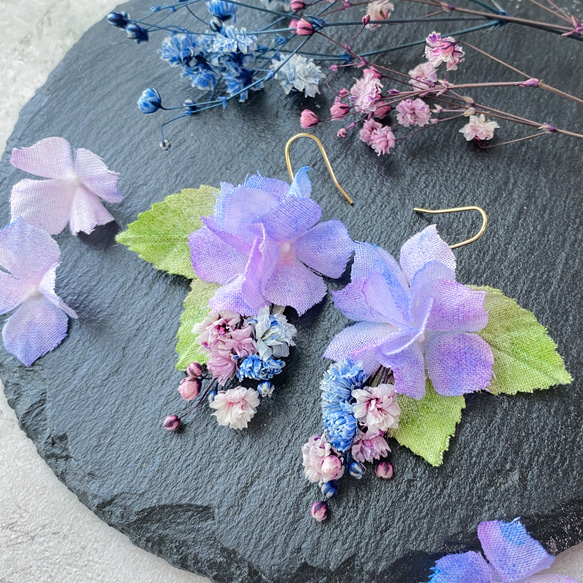 紫陽花とアンティークかすみ草のブーケピアス/イヤリング(樹脂、チタン