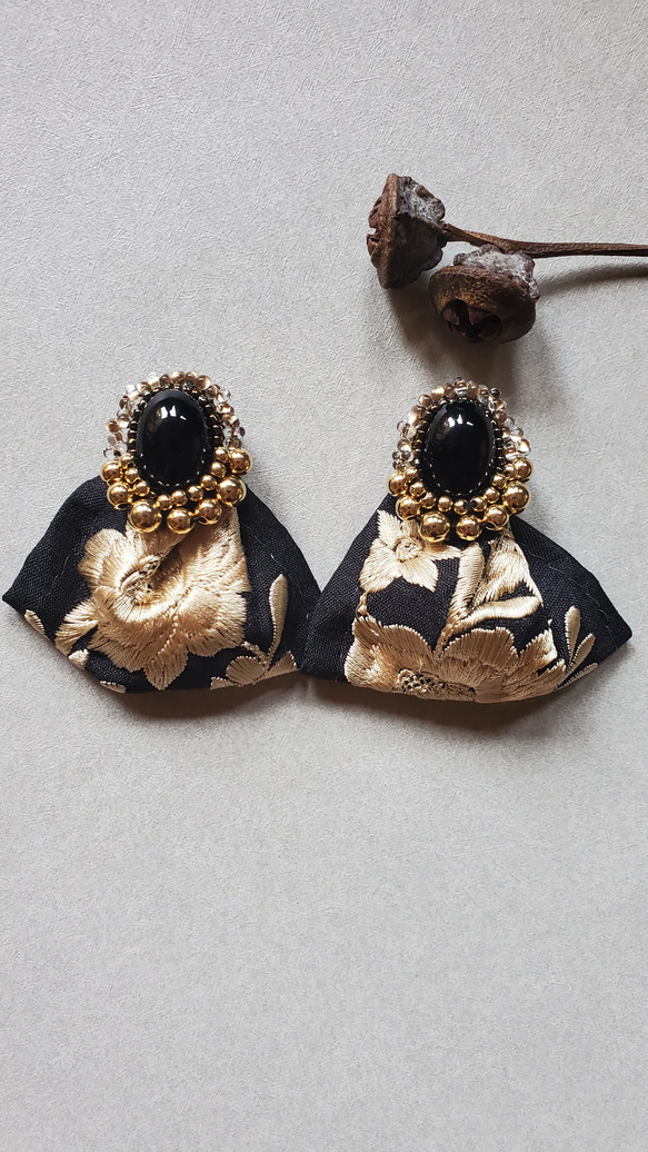 〈再販〉2wayインド刺繍リボンとビーズ刺繍のピアス&イヤリング 1枚目の画像