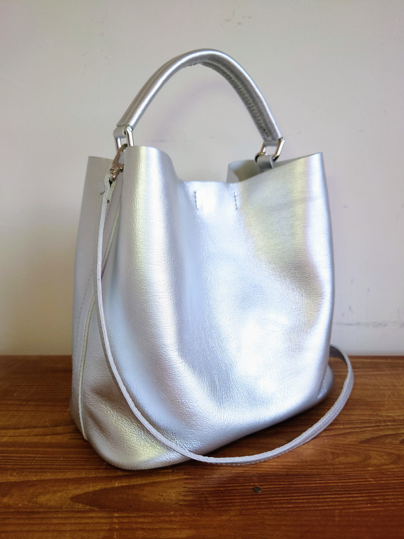 【完売】  春夏バッグ メタリックカラー シルバー ワンハンドル レザー2way バッグ