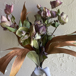 ドライフラワースワッグ クリスマスローズ氷の薔薇とグレビリア