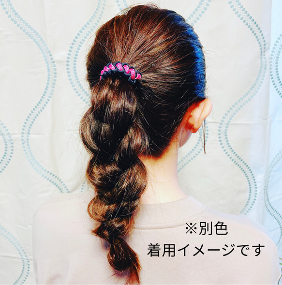 パラコード　美容師と作ったヘアゴム　ブーツレース　ホワイト／ターコイズレッド　大人ヘアゴム 4枚目の画像