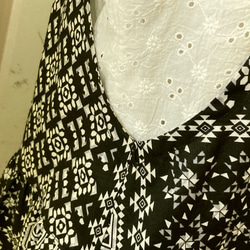 黒×白　フォークロア調コットンローン　後ろボタンのギャザーエプロンドレス　着丈115 14枚目の画像