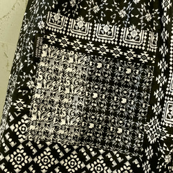 黒×白　フォークロア調コットンローン　後ろボタンのギャザーエプロンドレス　着丈115 13枚目の画像