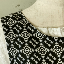 黒×白　フォークロア調コットンローン　後ろボタンのギャザーエプロンドレス　着丈115 8枚目の画像