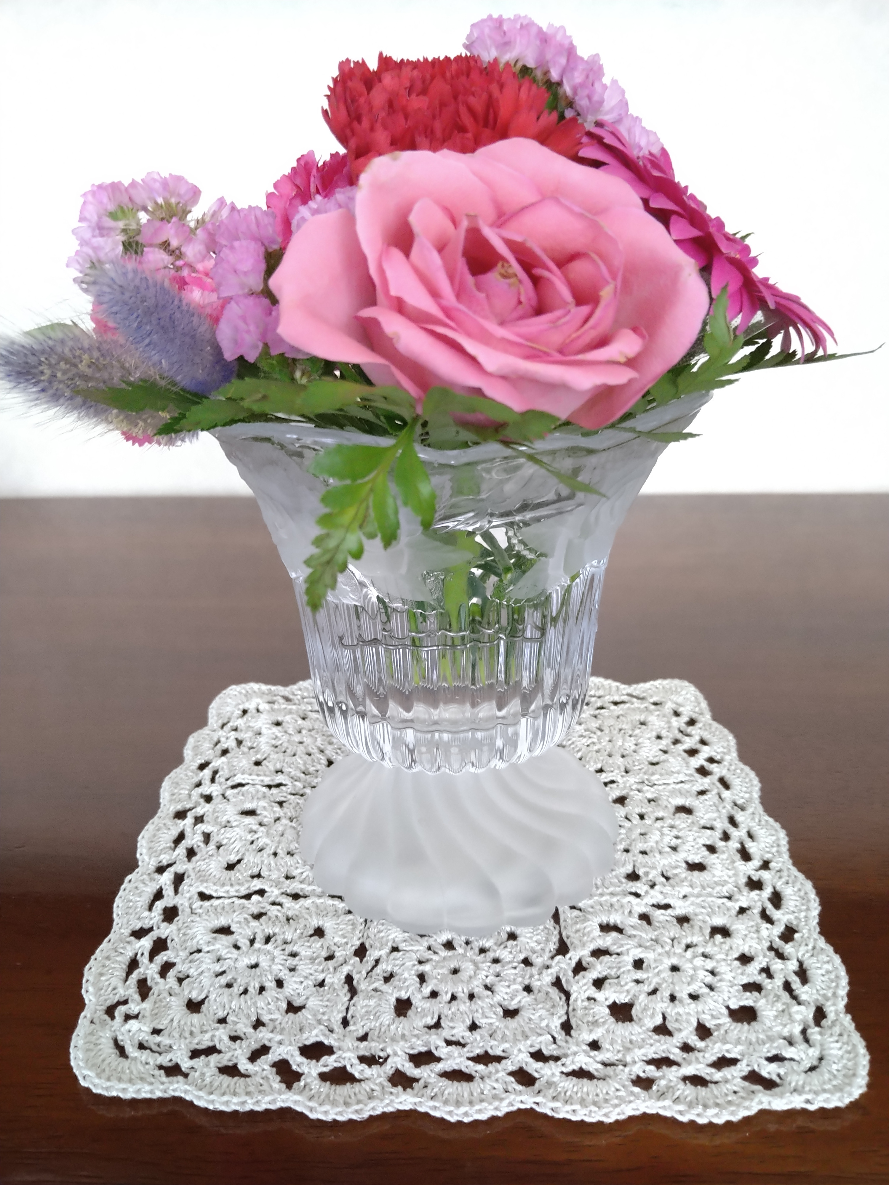 薔薇のお花モチーフ付きドイリー/ピンク系/ハンドメイドレース編み 薔薇のお花モチーフ付きドイリー(ピンク系)ハンドメイドレース編み