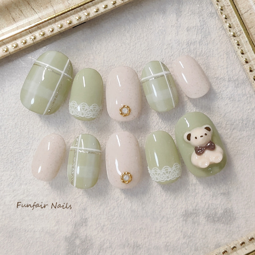 ピスタチオグリーンのチェックネイル 〜 ネイルチップ チェック