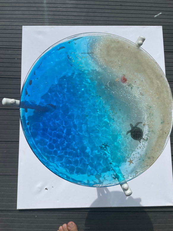 ホワイトビーチのカメとブルーシー　夜光虫　ホヌ　ガラスサイドテーブル丸  波紋　SEA  table 1枚目の画像