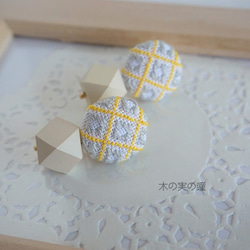 刺繍耳飾り「模様と木の飾り02（イエロー）」 1枚目の画像