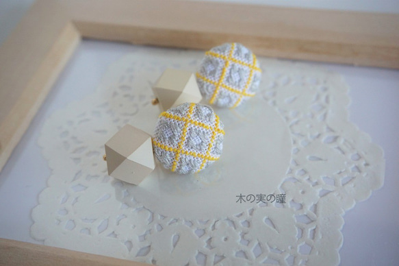 刺繍耳飾り「模様と木の飾り02（イエロー）」 1枚目の画像