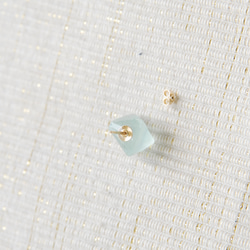 フローライト結晶のスタッドピアス　薄緑　片耳１４kgf 3枚目の画像