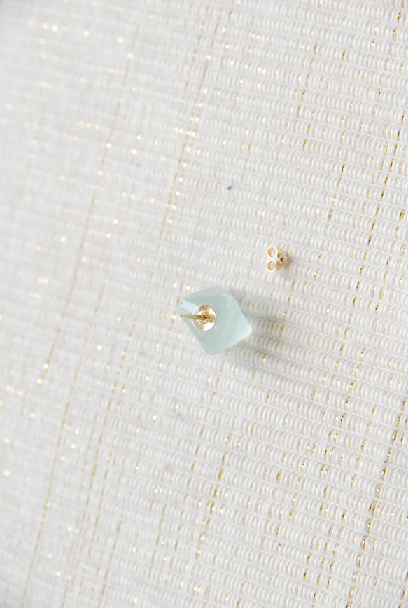 フローライト結晶のスタッドピアス　薄緑　片耳１４kgf 3枚目の画像
