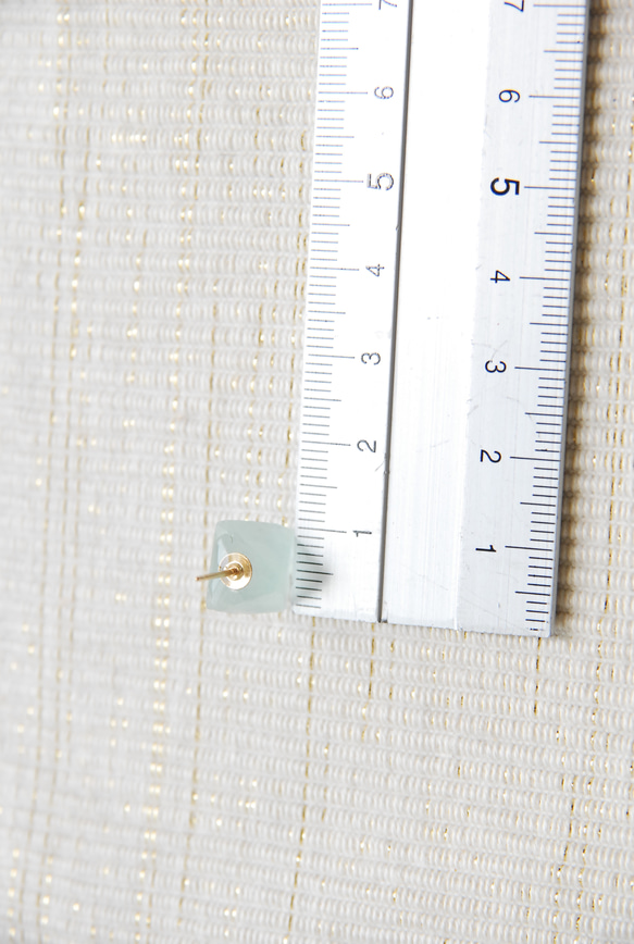 フローライト結晶のスタッドピアス　薄緑　片耳１４kgf 6枚目の画像