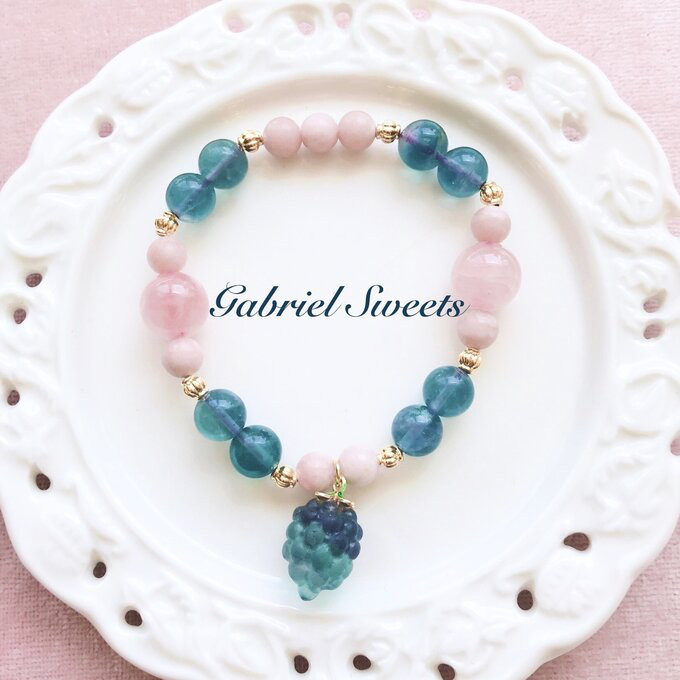 フローライトのもぎたてブドウとローズクォーツピーチのブレスレット