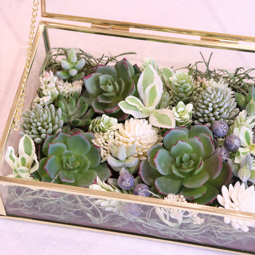 おしゃれなガラスケースに入った多肉植物の寄せ植え風アレンジ アート