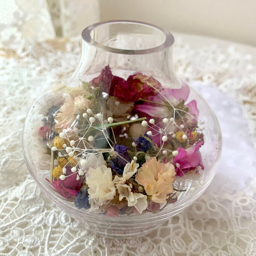 ガラス花瓶のなかのドライフラワーも可愛い！薔薇のアレンジメント