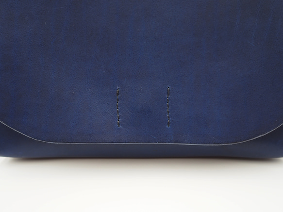 深藍植鞣-微英倫風側背小包 第5張的照片