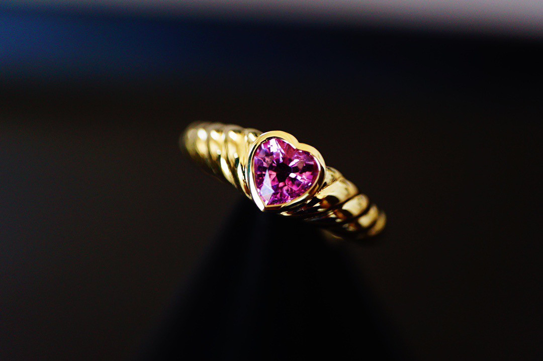 節約術購入】 K18 天然むらさきいろサファイア リング 成功 誠実 慈愛