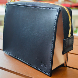 スタイリッシュにコモノを収納 スクエアポーチ  Mサイズ 栃木レザー使用 ブラック 2枚目の画像