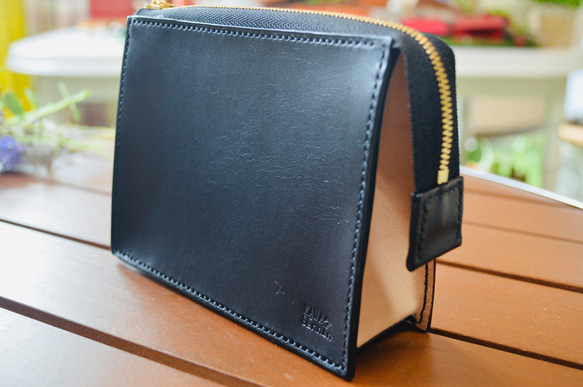 スタイリッシュにコモノを収納 スクエアポーチ  Mサイズ 栃木レザー使用 ブラック 2枚目の画像