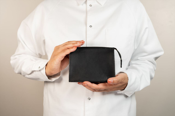 スタイリッシュにコモノを収納 スクエアポーチ  Mサイズ 栃木レザー使用 ブラック 8枚目の画像