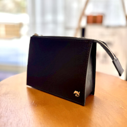 スタイリッシュにコモノを収納 スクエアポーチ  Mサイズ 栃木レザー使用 ブラック 5枚目の画像