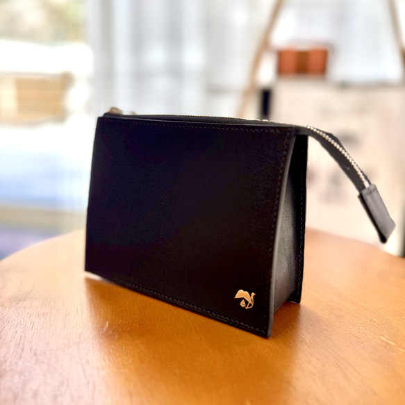 スタイリッシュにコモノを収納 スクエアポーチ  Mサイズ 栃木レザー使用 ブラック 5枚目の画像