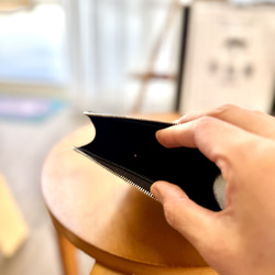 スタイリッシュにコモノを収納 スクエアポーチ  Mサイズ 栃木レザー使用 ブラック 7枚目の画像