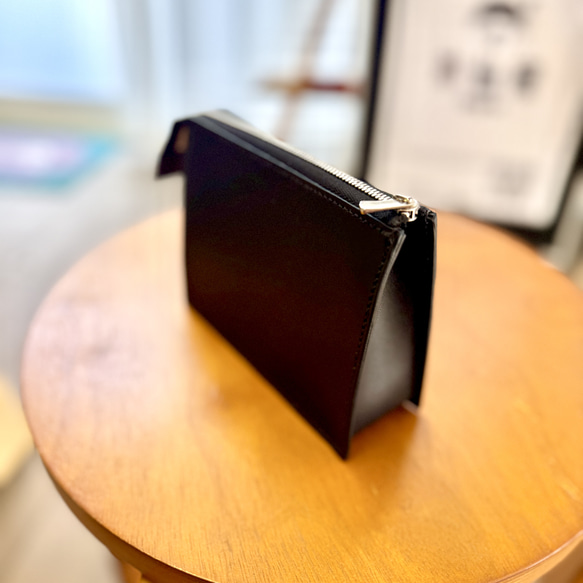 スタイリッシュにコモノを収納 スクエアポーチ  Mサイズ 栃木レザー使用 ブラック 6枚目の画像