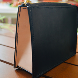 スタイリッシュにコモノを収納 スクエアポーチ  Mサイズ 栃木レザー使用 ブラック 3枚目の画像