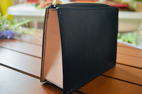 スタイリッシュにコモノを収納 スクエアポーチ  Mサイズ 栃木レザー使用 ブラック 3枚目の画像