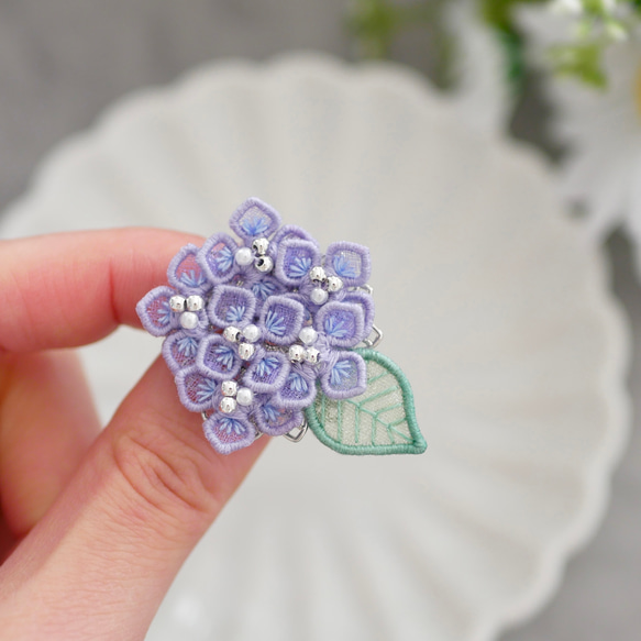 【特集掲載】紫陽花[ラベンダーパープル]ブローチ　(受注生産/オーガンジー刺繍/夏/梅雨/フラワー/プレゼント/アジサイ 7枚目の画像