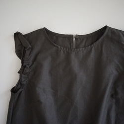 棉麻扇形蕾絲褶邊無袖上衣（黑色） 第2張的照片