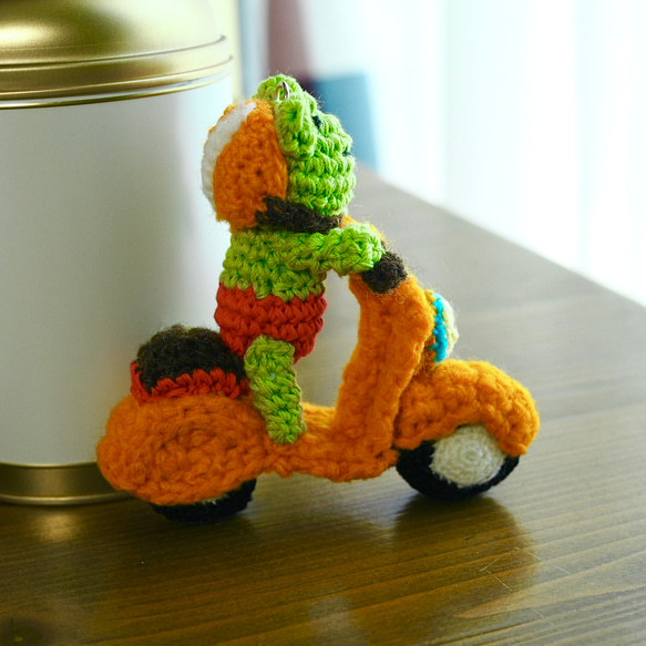 小さなライダー！オレンジのスクーターのカエルくんの編みぐるみ 2枚目の画像