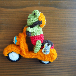 小さなライダー！オレンジのスクーターのカエルくんの編みぐるみ 4枚目の画像