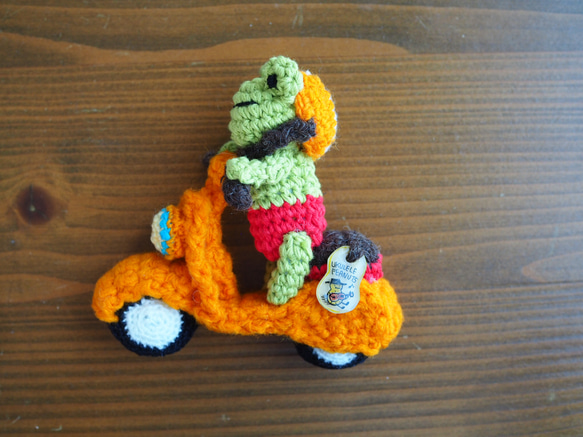 小さなライダー！オレンジのスクーターのカエルくんの編みぐるみ 4枚目の画像