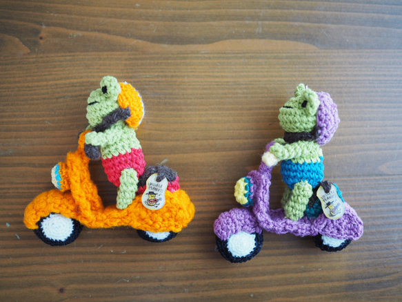 小さなライダー！オレンジのスクーターのカエルくんの編みぐるみ 7枚目の画像