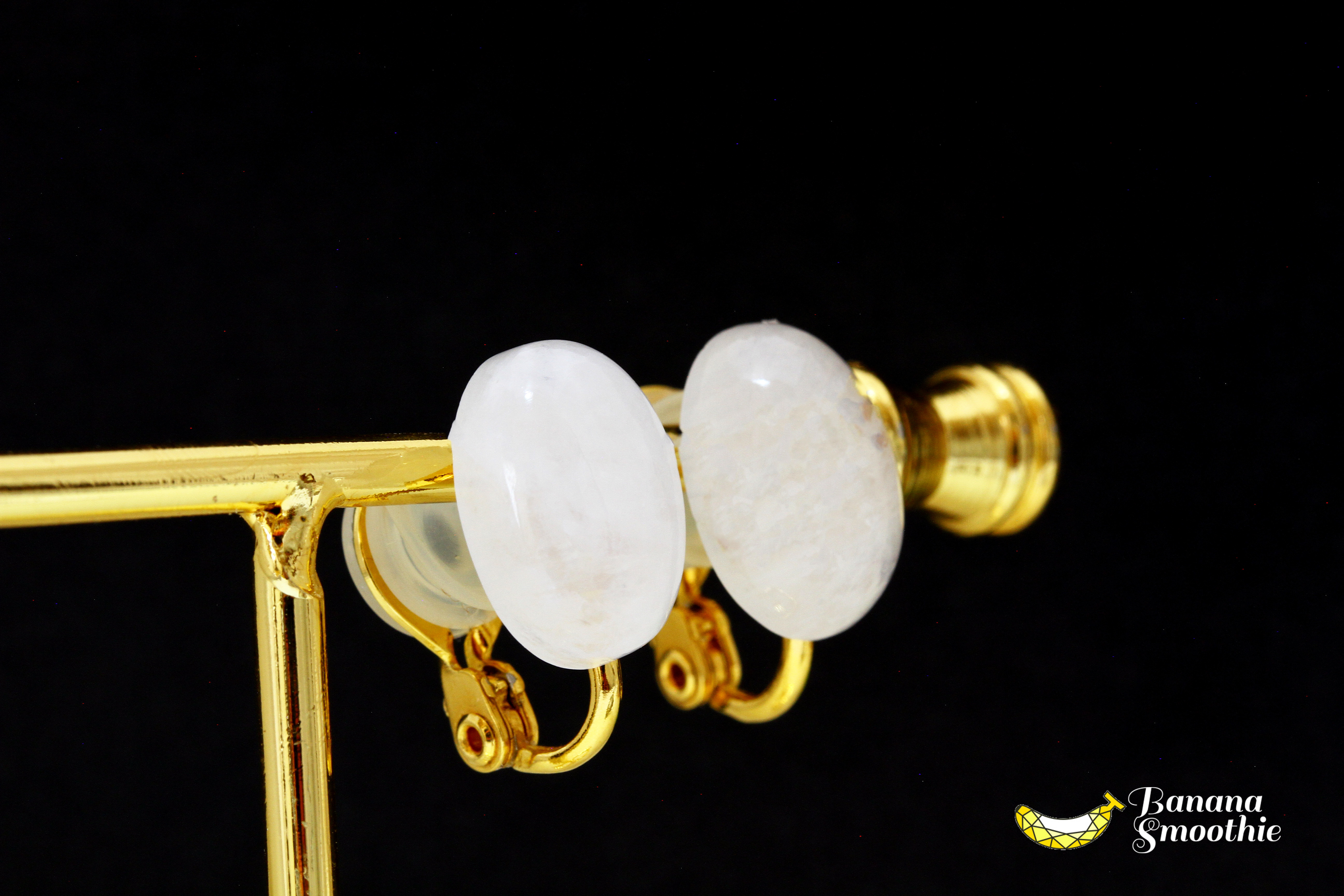 光と影が生み出すメヌエット レインボームーンストーン  14ｍｍ カボション ソフトタッチイヤリング