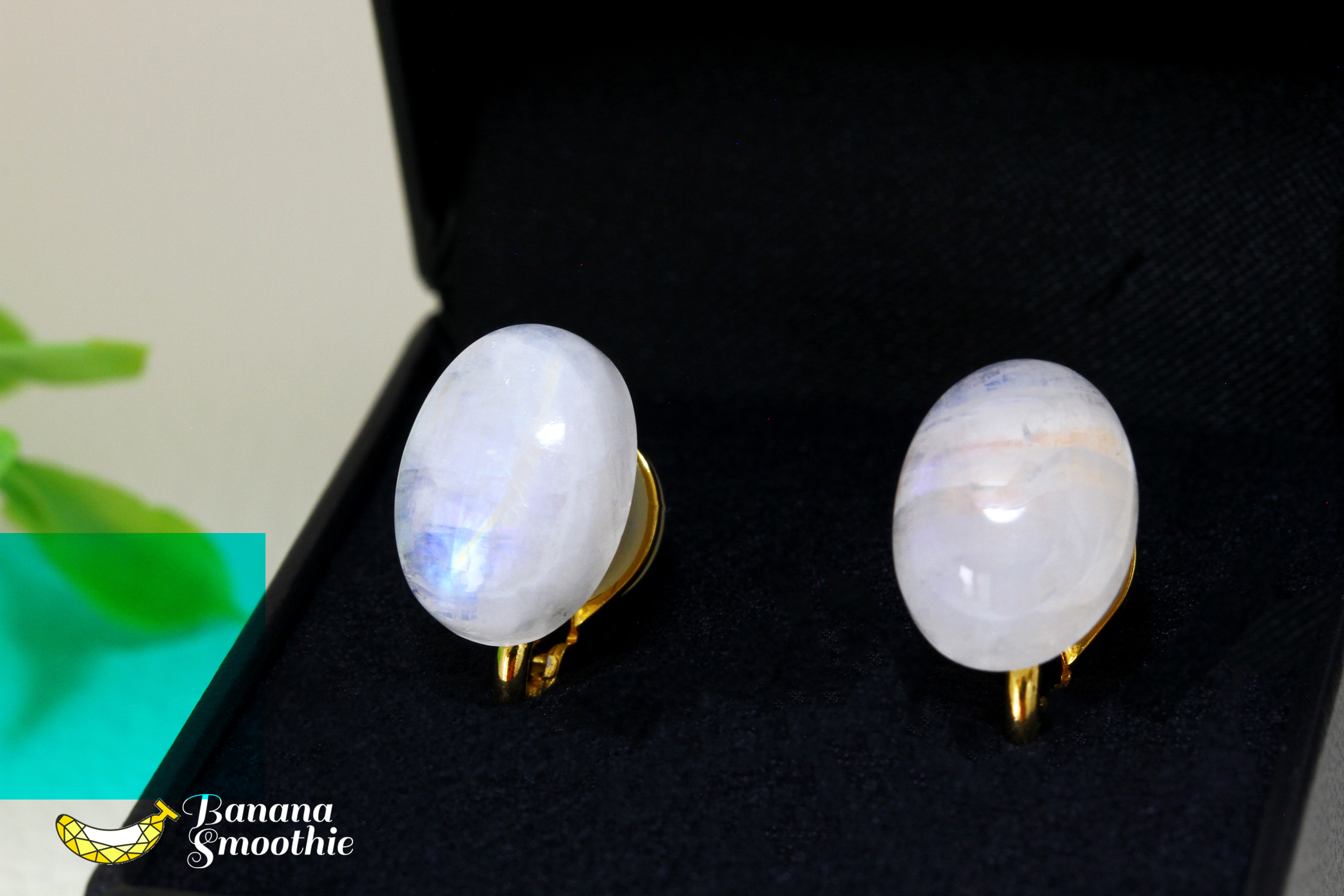 光と影が生み出すメヌエット レインボームーンストーン  14ｍｍ カボション ソフトタッチイヤリング