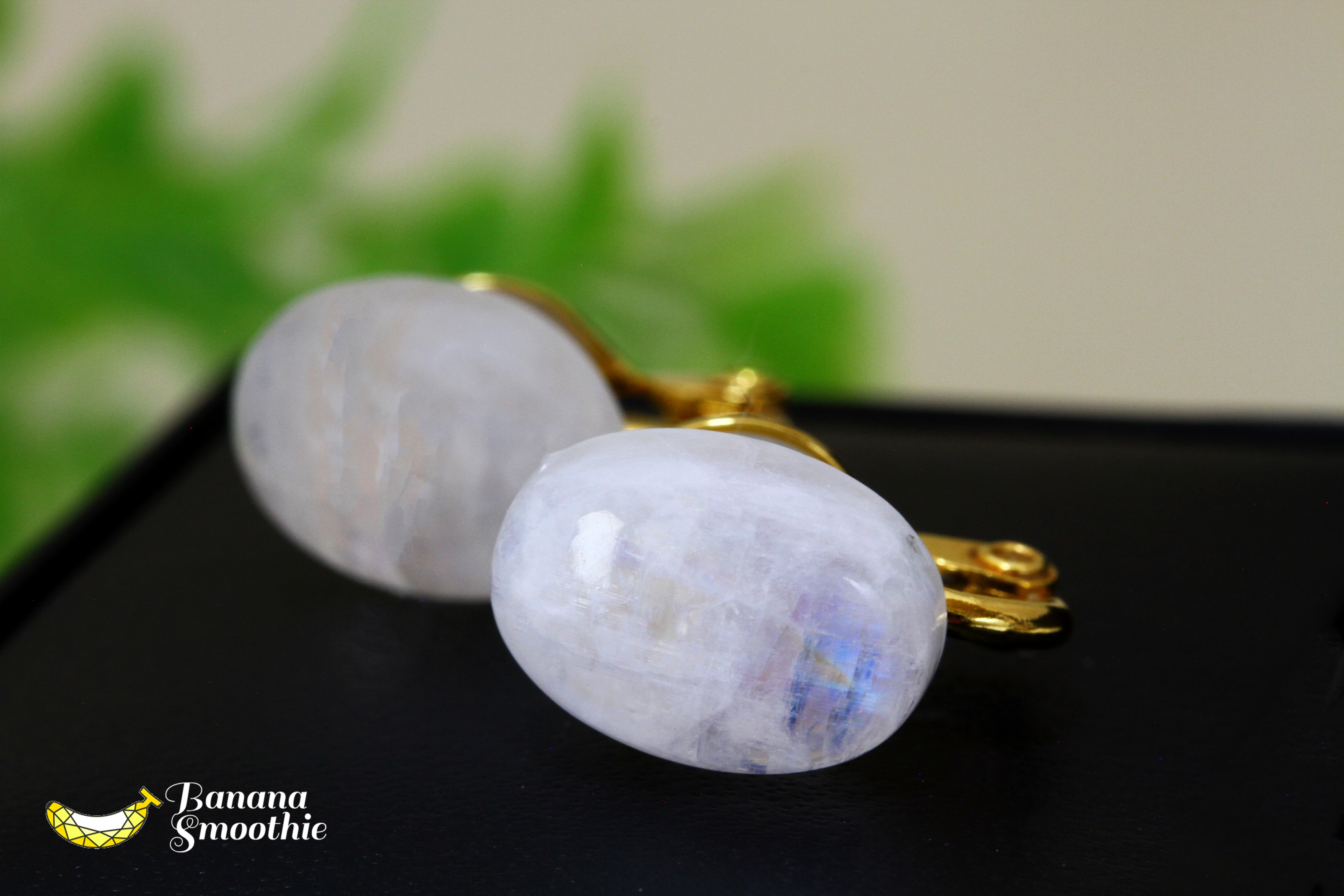 光と影が生み出すメヌエット レインボームーンストーン  14ｍｍ カボション ソフトタッチイヤリング