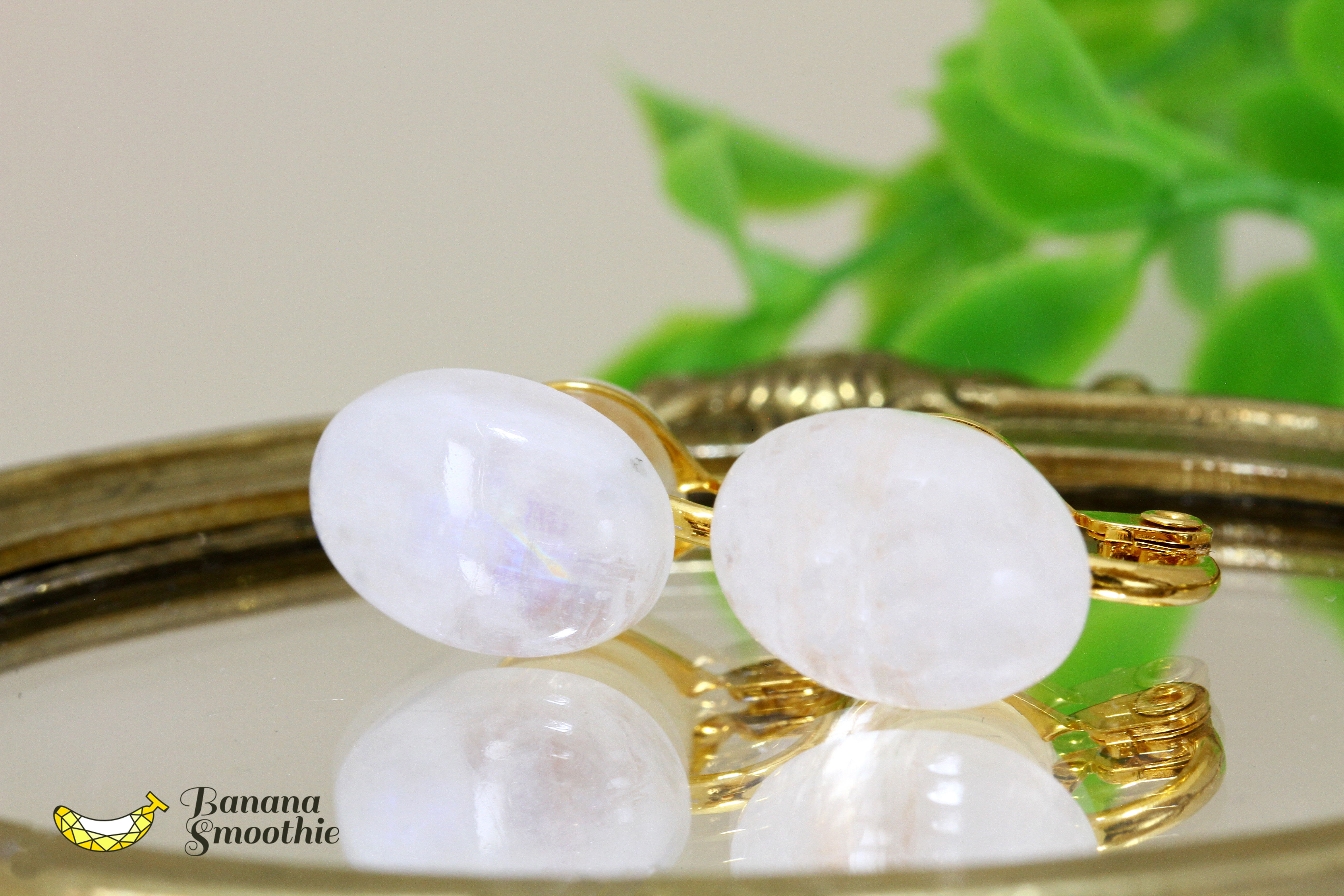 光と影が生み出すメヌエット レインボームーンストーン  14ｍｍ カボション ソフトタッチイヤリング