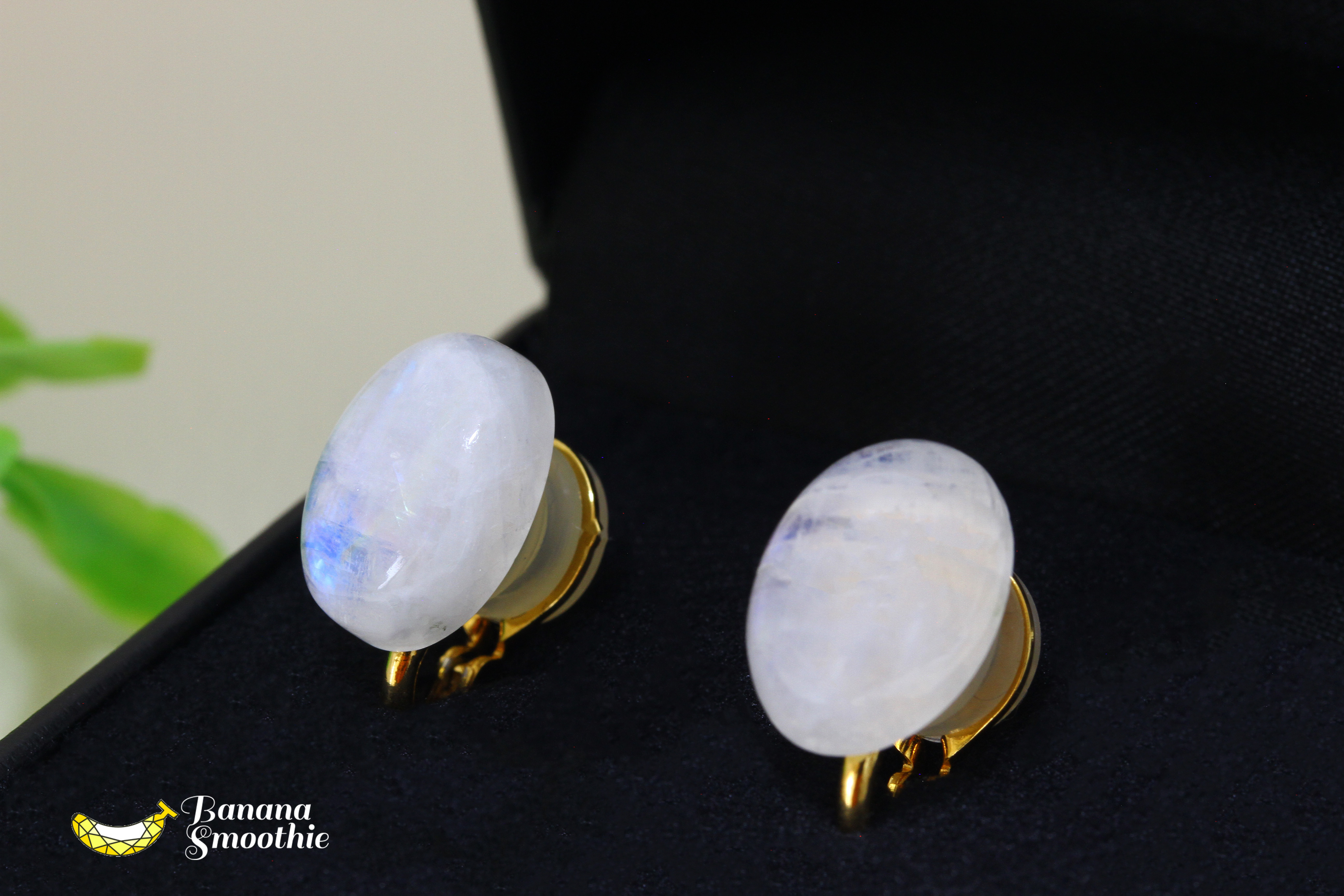 光と影が生み出すメヌエット レインボームーンストーン  14ｍｍ カボション ソフトタッチイヤリング