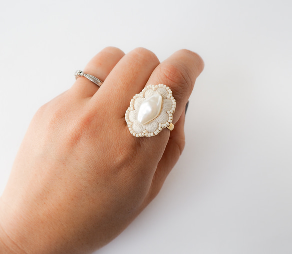 beige flower ring - diamond shape pearl - 指輪 3枚目の画像